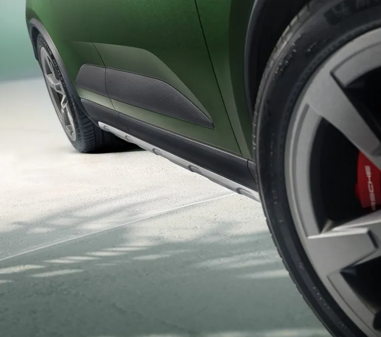 維蘇威火山灰的越野套件，在前保險桿、側裙、擾流板和車頂行李架將施以相應顏色之塗裝。原廠照片