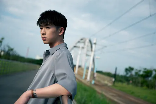 帥氣教師真實身份竟是星二代 不滿30歲開班授課