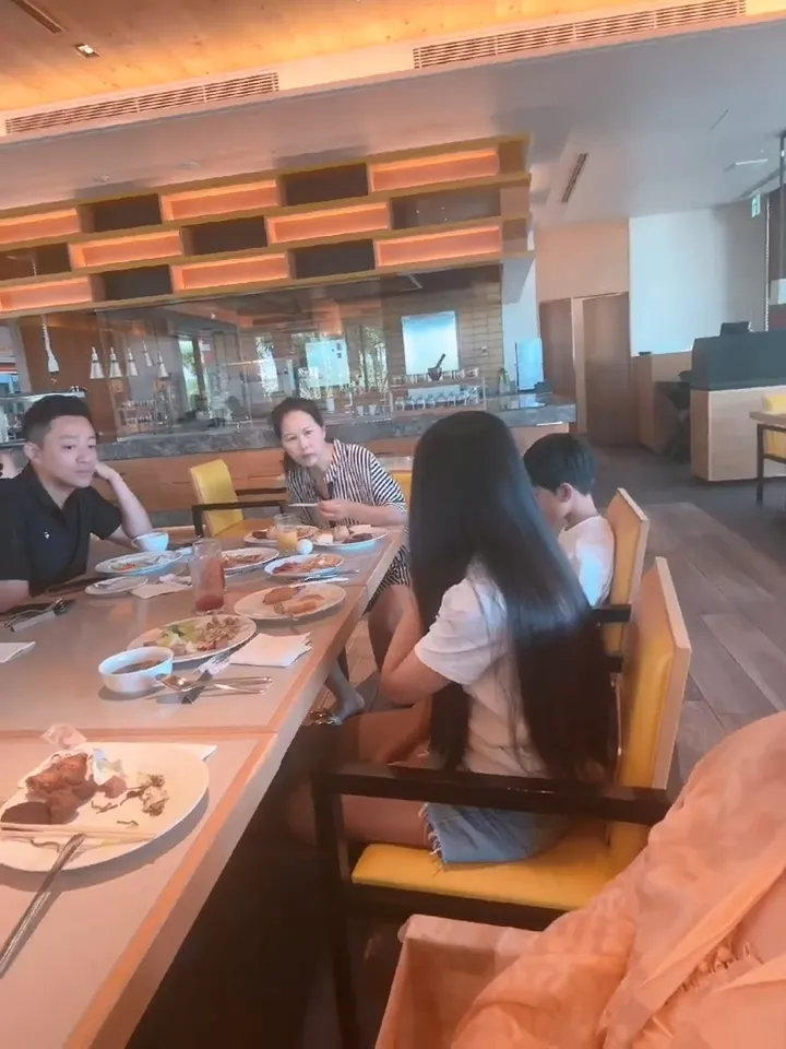 汪家人在飯店吃早餐，保母小楊阿姨（左二）也在場。翻攝張蘭抖音