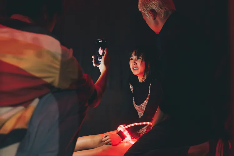 李沐（左）在《塑膠花》遭吳慷仁連賞巴掌，哭著錄製影片。抓馬文化提供