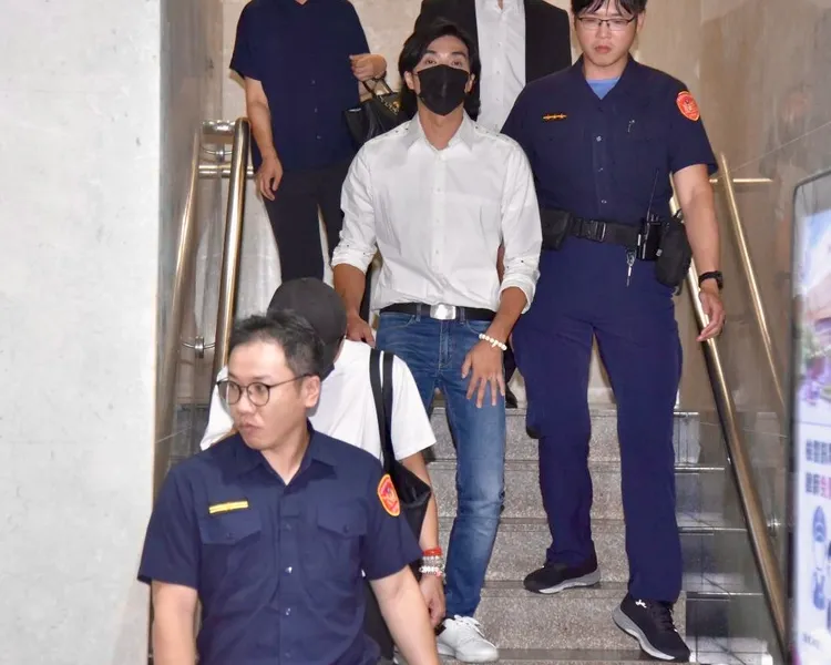 賀軍翔遭控性侵女荷官，穿白襯衫搭配牛仔褲，應訊2小時離開北檢。特勤中心攝