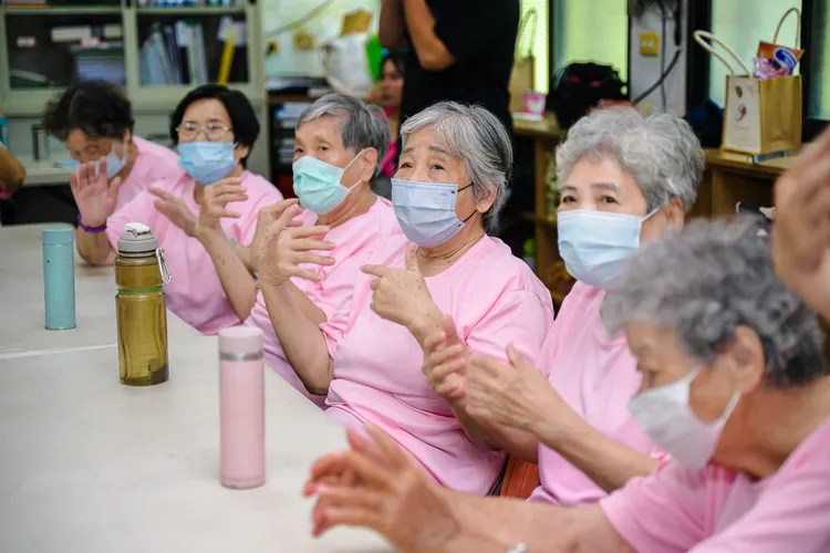 竹市府培訓57位種子教師，透過課程讓長輩樂活在新竹。新竹市府提供
