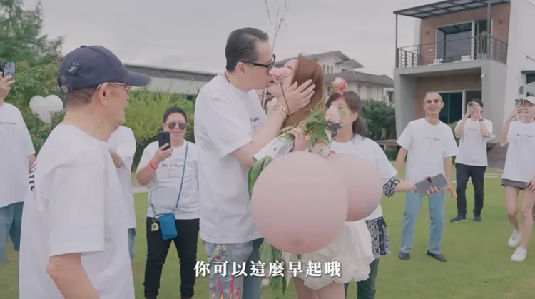歐陽龍在求婚派對上親吻歐陽妮妮的嘴。翻攝《Nini Ou-yang 歐陽妮妮》YouTube