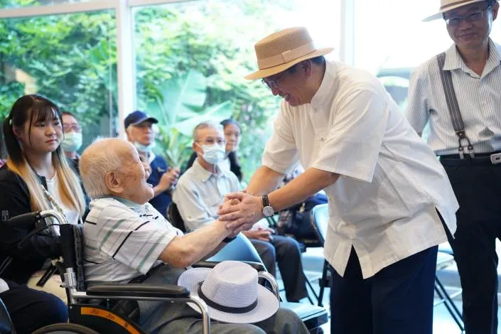 楊文科與李增昌致意，大讚活到老學到老。新竹縣府提供