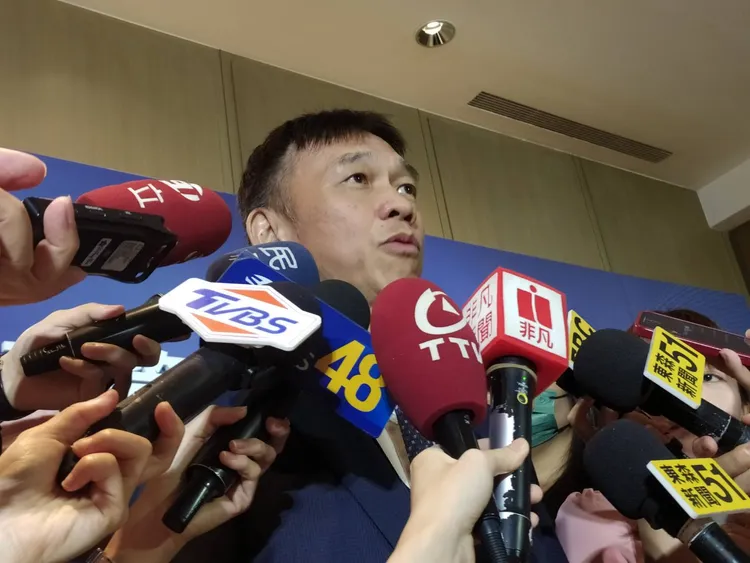 國泰投信董事長張錫接受媒體聯訪談及台股。許麗珍攝