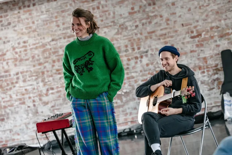 伊內絲・德・克拉克（Ines de Clercq，左）和亞瑟・達維爾（Arthur Darvill）現實生活是對銀色夫妻。愛樂愛城文化傳媒提供