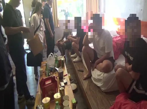 「混假鈔、吞贓款」差點被打死！販毒集團超凶狠　台中警趁民宿開趴逮人