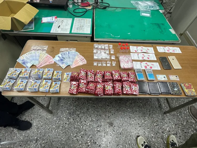 警方起出毒品咖啡包、K他命及贓款67萬多元。警方提供