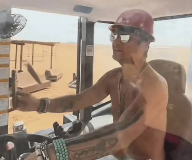 孫興裸上身開挖土機照片瘋傳，他澄清是體驗人生罷了。翻攝小紅書