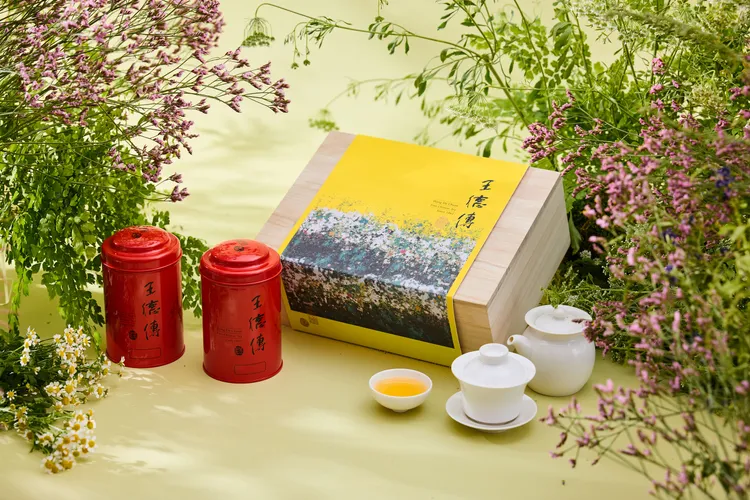 「日晏茶禮」使用梧桐木盒精心打造，日晏茶禮雙茶組以嚴選阿里山烏龍搭配新品2019蜜香金萱安尚烏龍原價3130元，中秋價2980元。業者提供