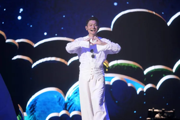 劉德華向歌迷放送愛心。台灣映藝提供