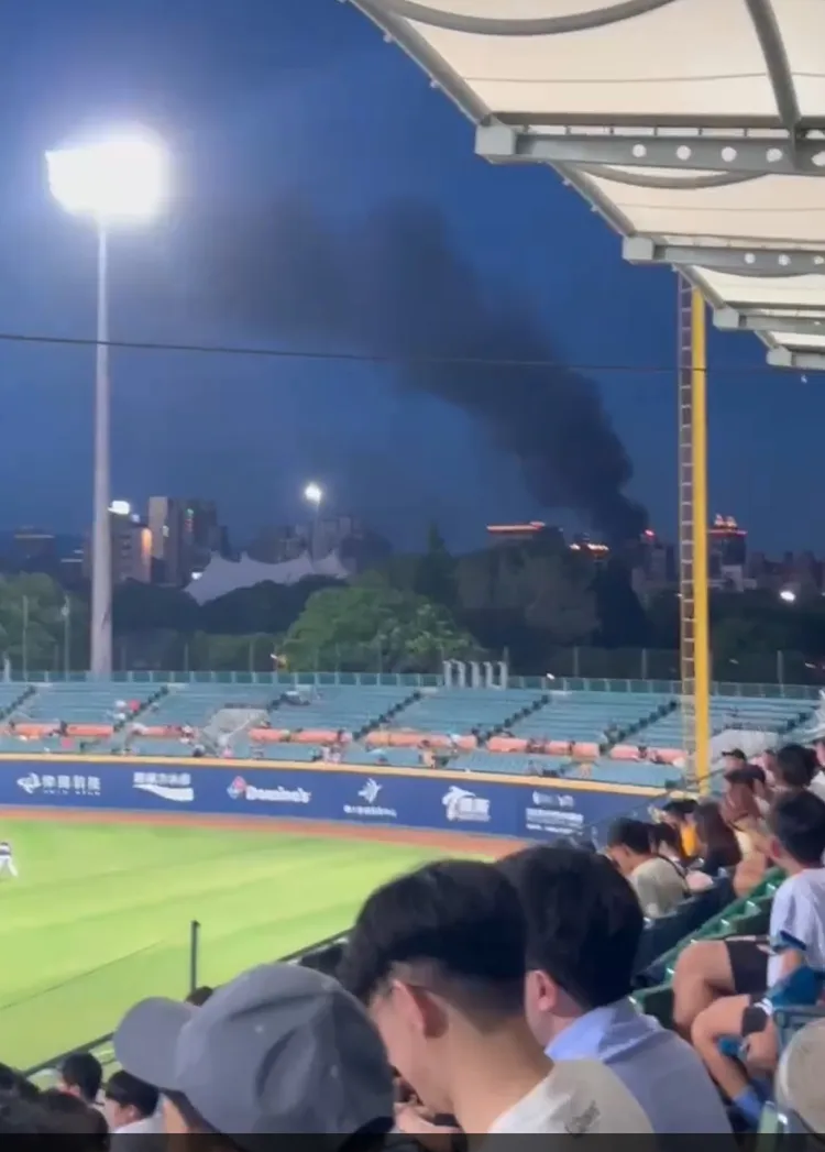 化成路建物火警黑煙竄天，連新莊棒球場都看得到。翻攝自網路