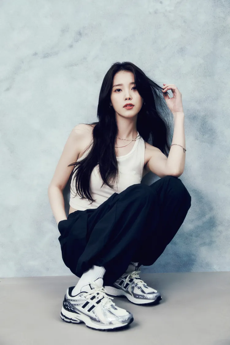 IU搭配黑銀全新配色的1906R機能跑鞋。品牌提供
