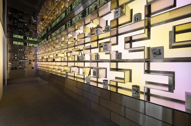 10X松菸概念店中特殊的陳列牆面，將香氛以調性區分而非品牌。品牌提供