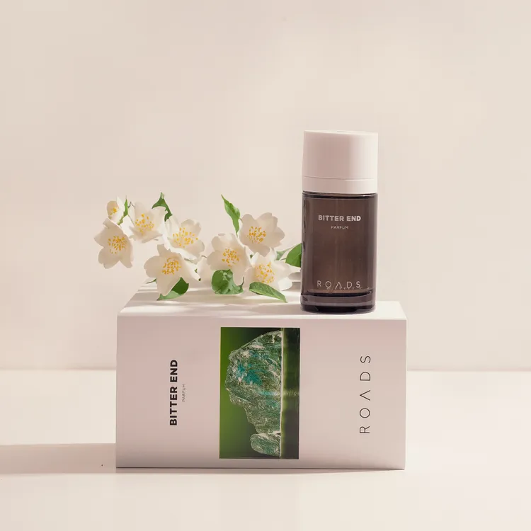 ROADS蕪盡曙光淡香精，前調：佛手柑、依蘭、波斯樹脂、桃子；中調：茉莉、玫瑰、百合
、風信子、橙花、鳶尾；尾調：水晶琥珀、麝香、珍貴木材、雪松，50ml／4980元。品牌提供