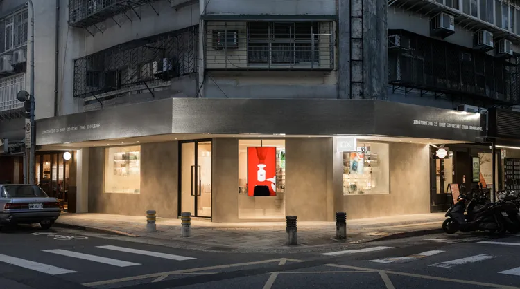 香氛美妝策選通路10X在台北松山文創園區旁的靜巷，開設品牌首間街邊店。品牌提供