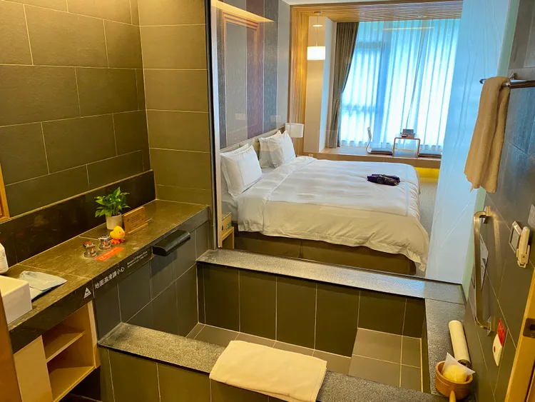 房內大尺寸的湯池可體驗私人溫泉。莊偉祺攝