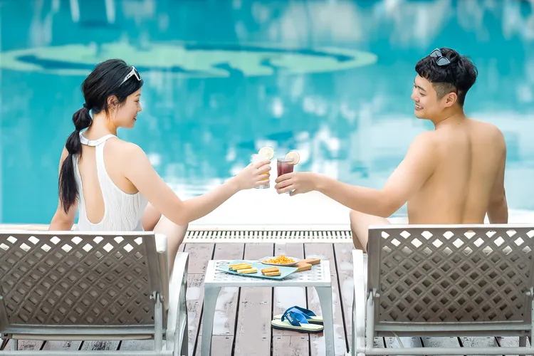 入住期間有泳池區無限供應飲料、點心等服務。礁溪長榮鳳凰提供