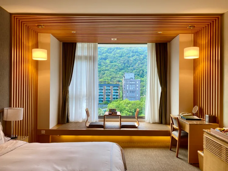 房內日式榻榻米座位區可看山景。莊偉祺攝