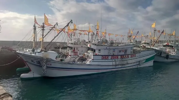 遭中國海警扣留的澎湖籍漁船「大進滿88號」。民眾提供