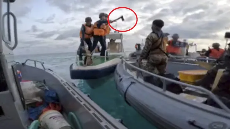 中國海警手持斧頭威嚇菲律賓海軍。資料照片