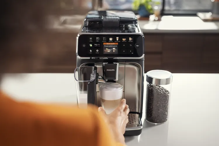 飛利浦LatteGo EP5447全彩中文觸控螢幕，內建12種飲品，還可客製調整咖啡濃度、杯量和奶泡量