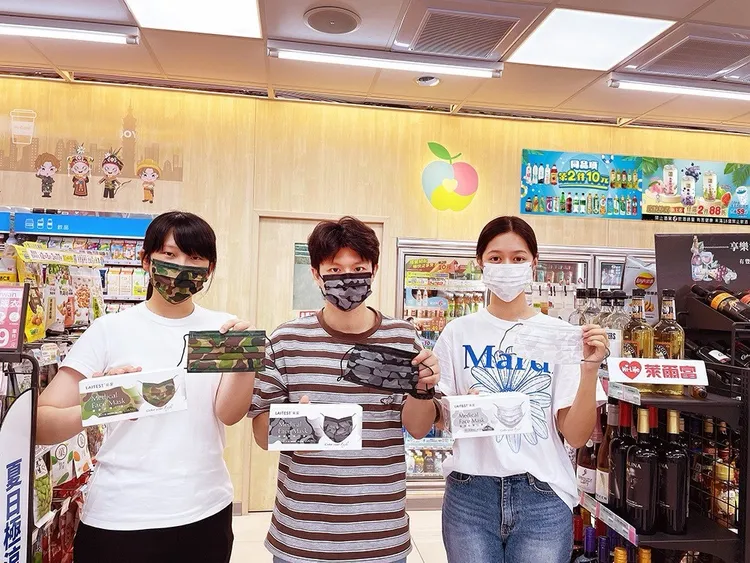 萊潔口罩推出「夏季迷彩季」系列。萊爾富提供