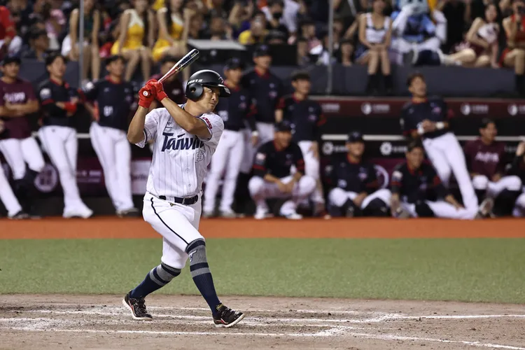 張建銘在明星賽上場打擊。  中央社