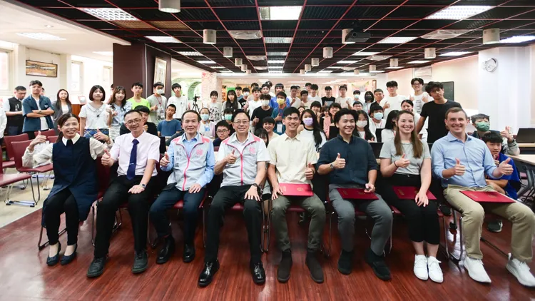 張善政與參加夏令營學生及指導老師。桃園市府提供