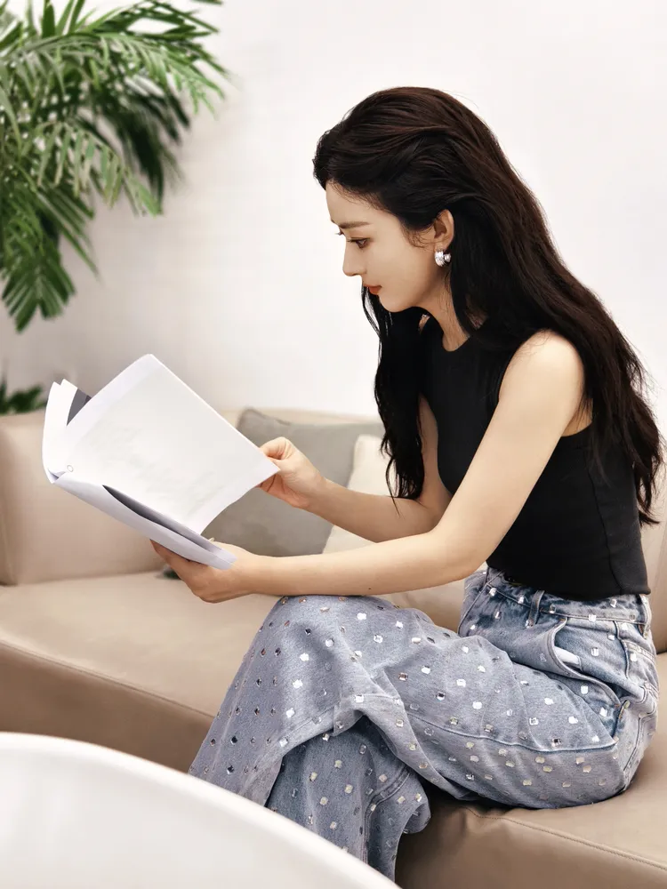 趙麗穎進組前看資料。翻攝趙麗穎工作室微博