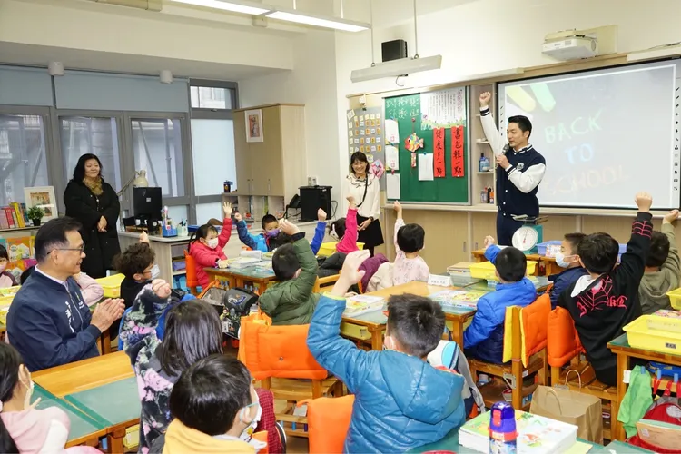 國中小學8月起實施早自習、午休或課後輔導均不得考試。圖為蔣萬安與學童互動，北市府提供
