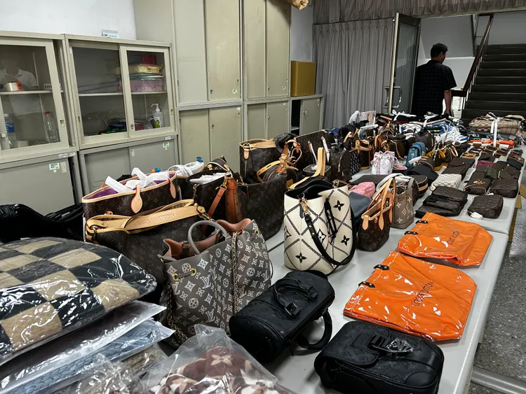 名牌包等仿冒精品以市價1折起出售。警方提供