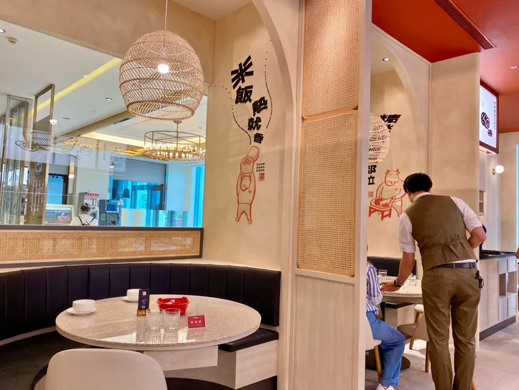 餐廳規劃以4人沙發卡座、6人半包廂式座位為主。莊偉祺攝