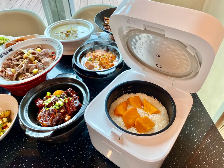 每鍋現煮的「牛奶皇后地瓜米飯」每人48元無限續加。莊偉祺攝