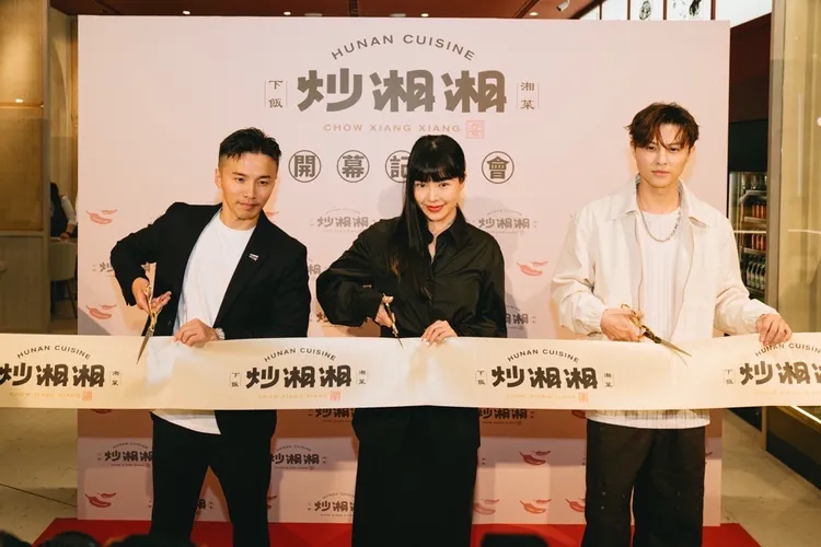 緯豆集團董事總經理劉峻緯（左）、微風集團廖曉喬策略長（中）與藝人「王子」邱勝翊（右）出席開幕。緯豆集團提供