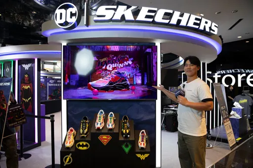SKECHERS攜手華納兄弟　職棒球星詹子賢新光三越A11開箱快閃店和粉絲同享DC英雄世界