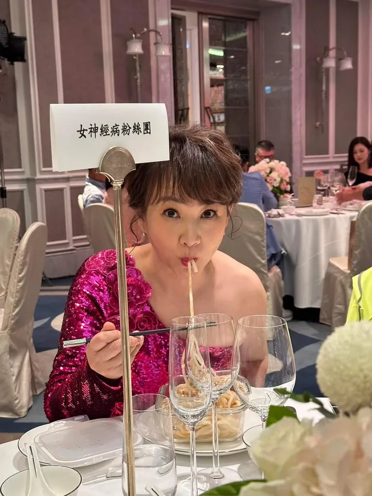 郁方腸胃炎無福吃大餐，自備烏龍麵拌醬油。翻攝郁方臉書