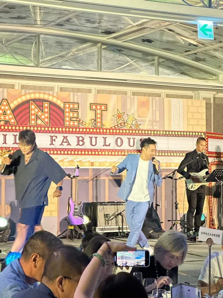 王仁甫（左）和岑永康載歌載舞。翻攝郁方臉書