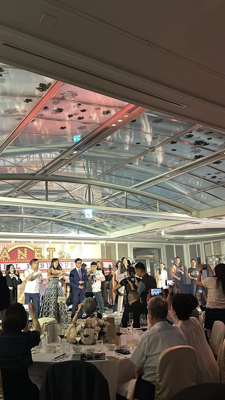 賓客在台上high舞。翻攝郁方臉書