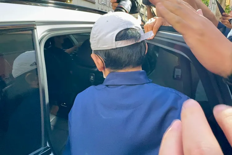 黃子佼2小時後庭審結束，搭上269萬BMW休旅車離開，髮際線似乎出現位移到後腦勺的狀況。特勤中心攝