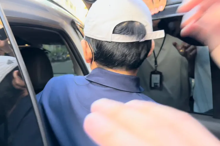 黃子佼持有未成年性愛影片重審開庭，2小時庭審後步上269萬豪車，後腦勺明顯出現鬼剃頭狀況。特勤中心攝