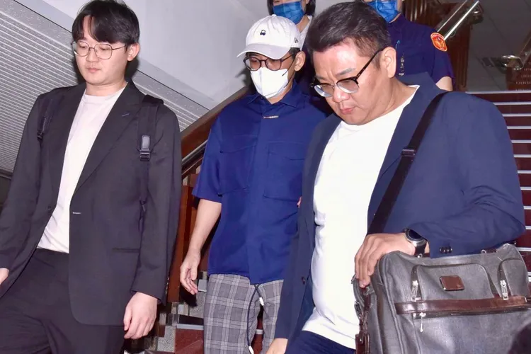 黃子佼（中）換上霸道律師叫記者「走開」，後腦勺出現鬼剃頭，搭269萬BMW豪車，爽返億萬豪宅。特勤中心攝