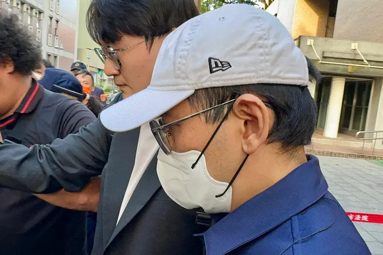 黃子佼庭審2小時後，步出台北地方法院大門，臉頰明顯圓潤了不少。特勤中心攝