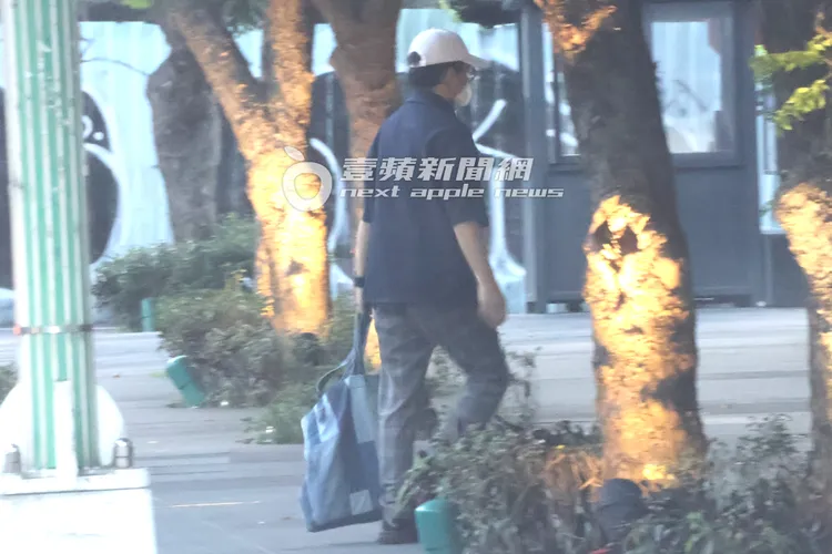 黃子佼搭乘269萬BMW豪車接送，下車甩包返回1.5億豪宅。特勤中心攝