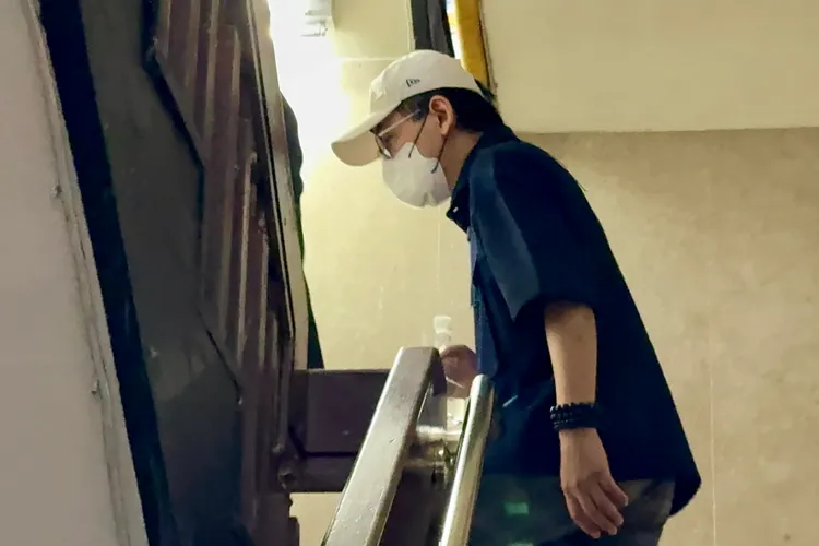 黃子佼熟門熟路的跟著霸道律師走進北檢大門，跟記者在法院大玩躲貓貓。特勤中心攝