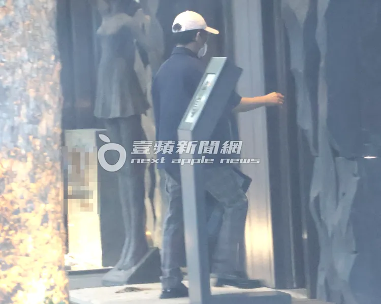 黃子佼被告開庭後，獨自返回1.5億元豪宅。特勤中心攝