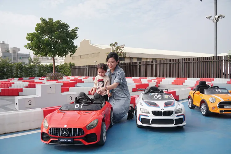 飯店室外空間亦規劃有「極速寶貝賽車場」。S.H.攝