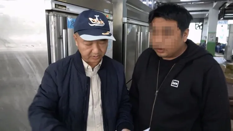 李姓物流業者（右）涉違法從「淘寶網」引進濃縮禽流感疫苗及水禽小病毒抗體疫苗，來台販售。雲檢提供