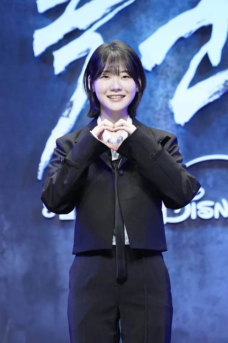 趙允秀劇中的動作戲讓導演讚不絕口。Disney+提供