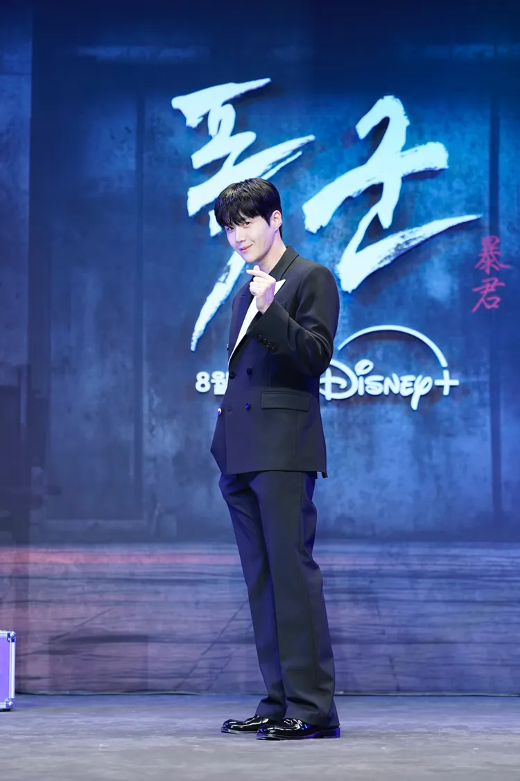 金宣虎飾演「崔局長」，透露動作戲不多，搞笑向車勝元、金剛于道歉。Disney+提供